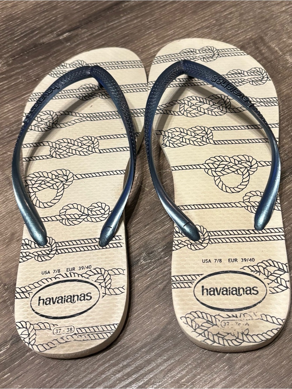 Havaianas Cream Footbed with Navy Metallic Straps Flip Flops Size 7